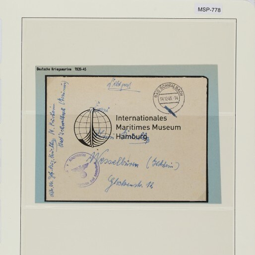 Historischer Briefumschlag mit Stempeln und Handschrift, auf Museumstafel montiert; Farbreferenz oben und Beschriftung Marine-Kurheim Bad Schwalbach 1943.