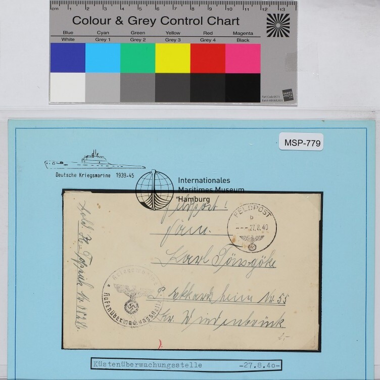 Feldpostumschlag der Kriegsmarine mit Stempel 27.8.40 und Reichsadler, auf blauem Archivkarton montiert; Farbkontrollkarte oben.