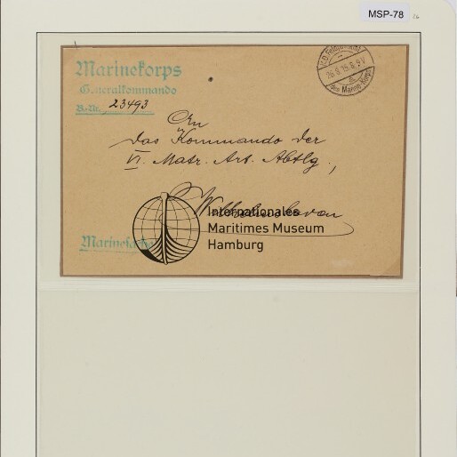 Beiger Briefumschlag mit türkiser Aufschrift Marinetorps/Generalkommando, handschriftlich adressiert, Rund- und Museumsstempel
