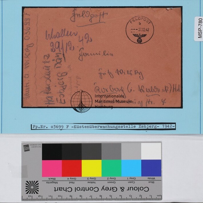 Orangefarbener Feldpostumschlag mit handschriftlicher Adresse und Stempel 27.2.42 auf blauem Hintergrund.