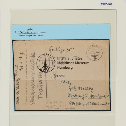 Archivblatt mit deutscher WWII-Postkarte, handschriftlichen Adressen, Rundstempel und Aufdruck des Internationalen Maritimen Museums Hamburg.