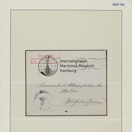 Gerahmter historischer Briefumschlag mit Dienststellen-Feldpost-Stempel, Rundstempel und handschriftlicher Adresse auf beiger Montierung.