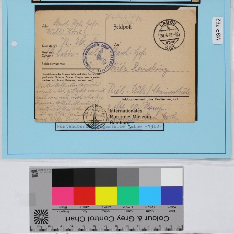 Feldpostkarte von 1942 mit handschriftlicher Nachricht und Rundstempel 