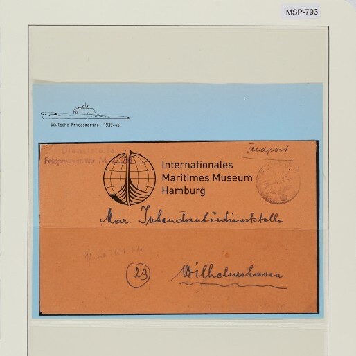 Orange Umschlag mit Globuslogo und Aufdruck Maritimes Museum Hamburg, handschriftlich an Wilhelmshaven, auf blauem Passepartout.