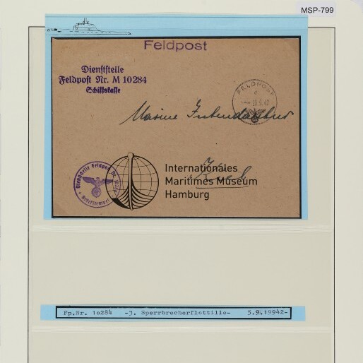 Archivscan eines braunen Feldpostumschlags mit Poststempeln und Museumsstempel Hamburg; Farbreferenzkarte oben.