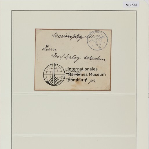 Montiertes Blatt mit altem Briefumschlag, handschriftlicher Anschrift, Rundstempel, Rundlogo des Museums und SMS Thüringen 6.4.1915.