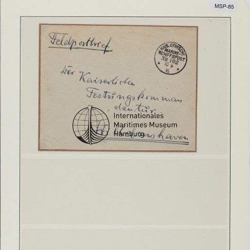 Archivblatt mit eingeklebtem Feldpostbrief (1916), handschriftlicher deutscher Adresse, rundem Marine-Poststempel, Museumsaufdruck und Farbkartenleiste oben.