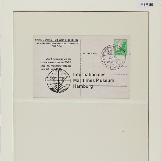 Postkarte des Schnelldampfers Europa mit grünem Stempel, montiert auf Tafel des Maritimen Museums Hamburg; Farbskala oben.