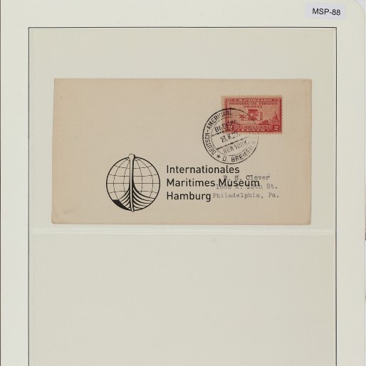 Alter Briefumschlag mit roter Briefmarke, Rundstempel und Globe-Logo, montiert auf Blatt mit Aufdruck Internationales Maritimes Museum Hamburg.