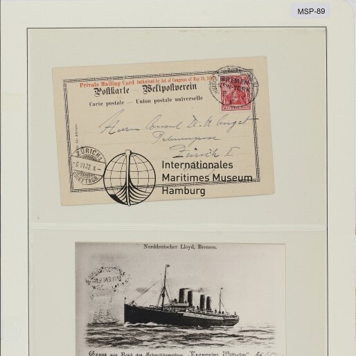 Blatt mit zwei Postkarten: oben Karte mit roter Marke und Museumssiegel, unten Schwarz-Weiß-Postkarte eines Dampfschiffs.
