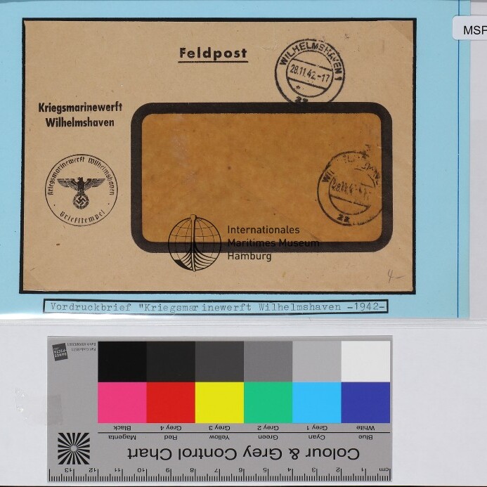 Briefumschlag mit Sichtfenster, Feldpost-Aufdruck und Stempel der Kriegsmarinewerft Wilhelmshaven (28.11.42), Museumswasserzeichen.