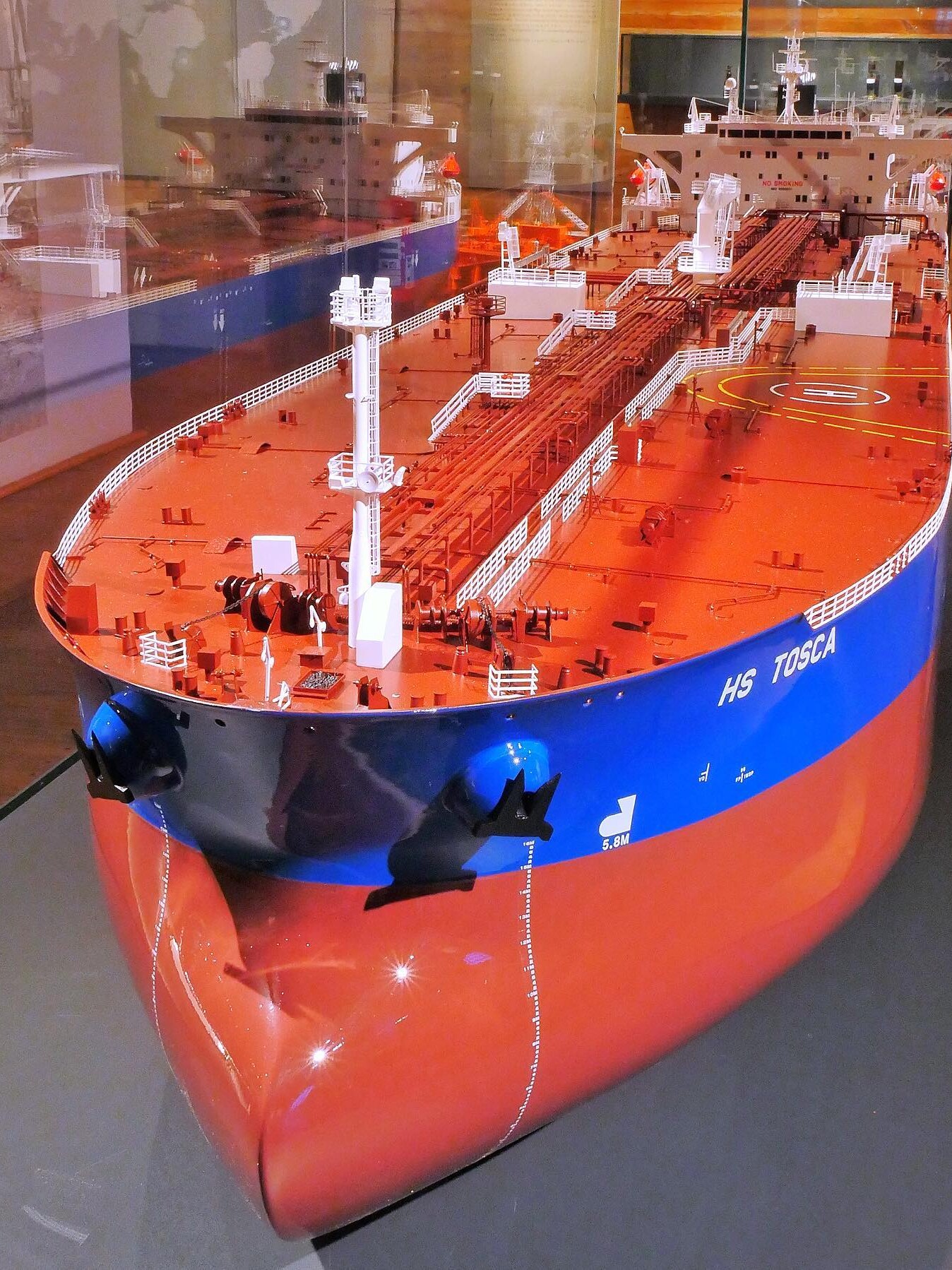 Modell eines großen Öl-/Tankers mit rotem Deck, blauem Rumpf und weißer Aufschrift 