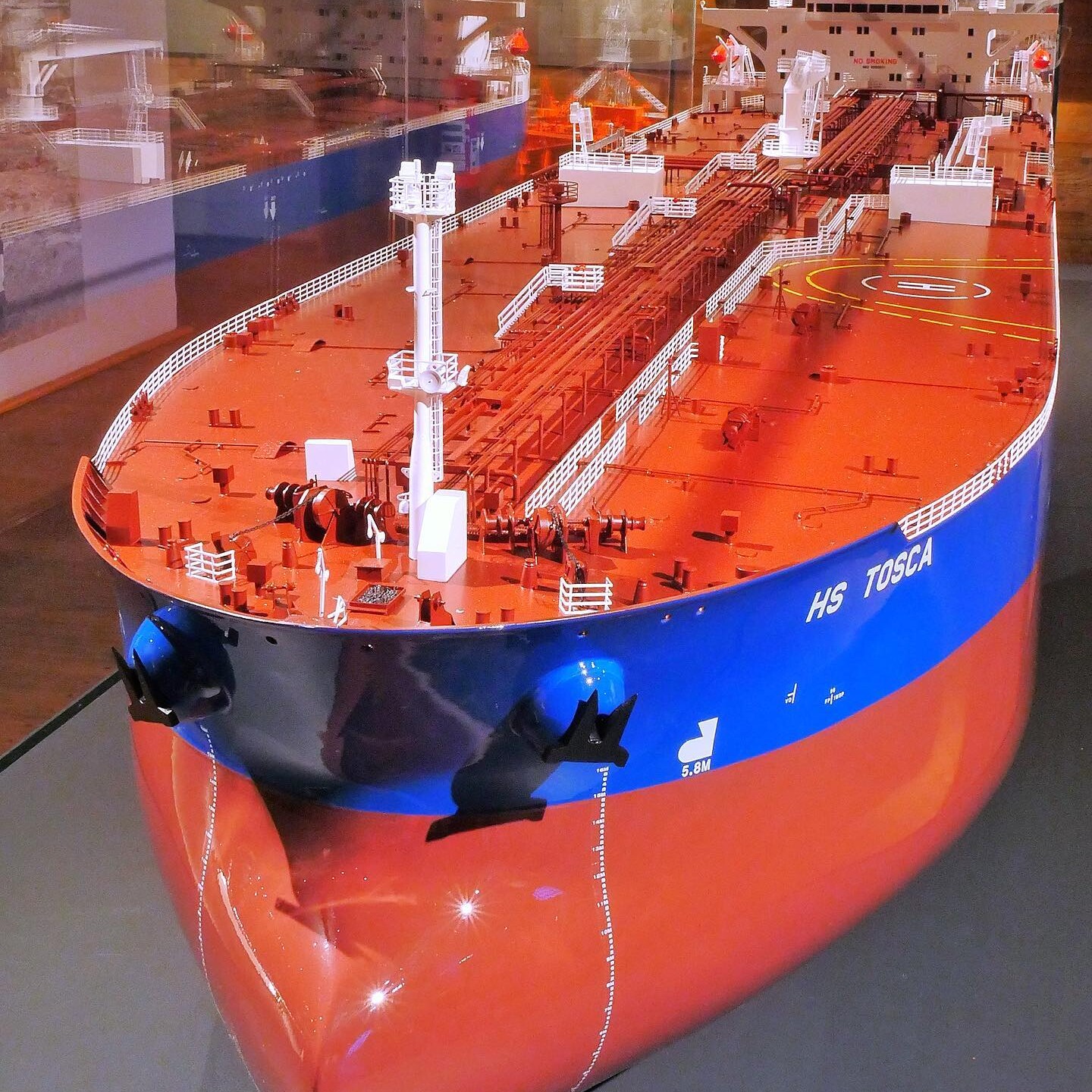 Modell eines großen Öl-/Tankers mit rotem Deck, blauem Rumpf und weißer Aufschrift