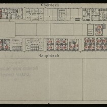 Schiffsdeckplan mit Ober- und Hauptdeck, farblich markierten Kabinen und Wasserzeichen Internationales Maritimes Museum Hamburg.