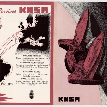 KNSM-Broschüre in Rosa/Schwarz mit Weltkarte und Routen, Palmen-Grafik links, Kabinenliste rechts.