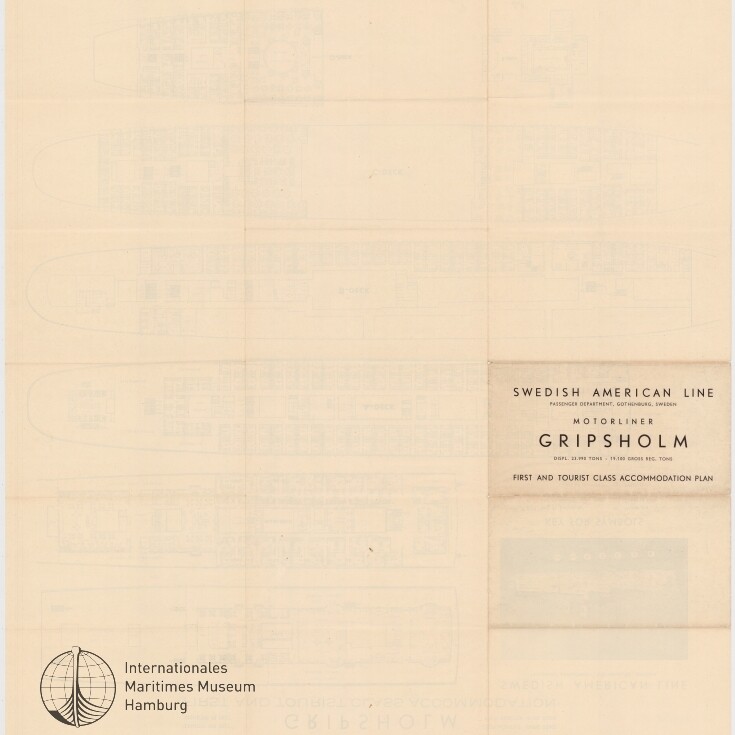 Gefalteter Plan mit Deckplänen des Motorschiffs Gripsholm (Swedish American Line), Titel rechts und Museumssignet unten links.