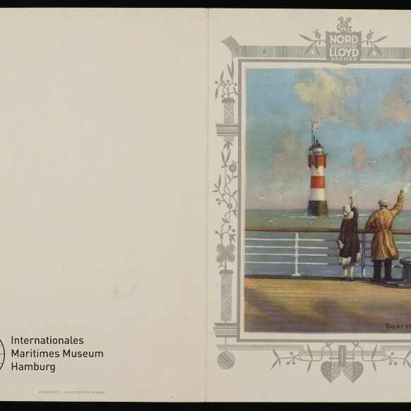 Karte mit gerahmtem Bild: zwei Figuren auf einem Schiffsdeck winken zu einem rot-weiß gestreiften Leuchtturm; Museumslogo links unten