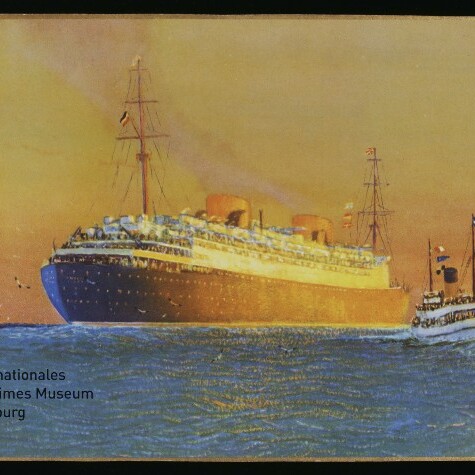 Großes Passagierschiff bei Sonnenuntergang, rechts ein kleines Begleitschiff; unten links Schriftzug Maritimes Museum.