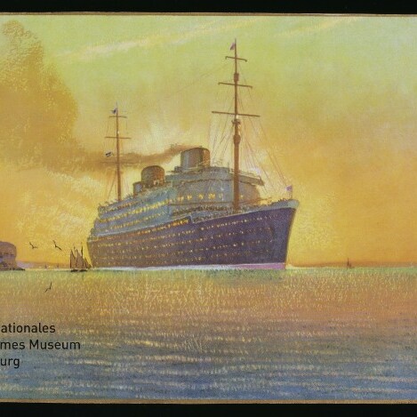 Großes Kreuzfahrtschiff bei Sonnenuntergang auf ruhigem Meer mit Museumsschriftzug.