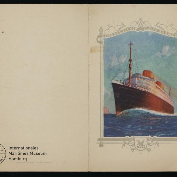 Ansichtskarte mit farbiger Illustration eines Ozeandampfers im Zierrahmen rechts; linke Seite leer mit Museumslogo