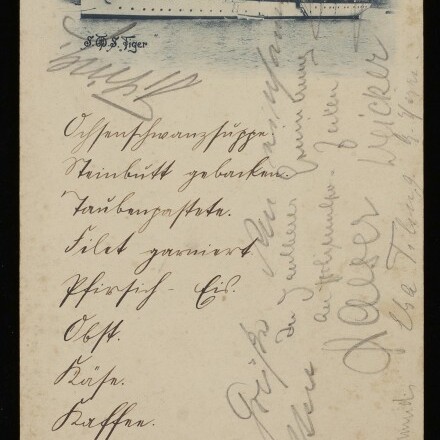 Postkarte mit Schwarzweißfoto des Schiffes S.M.S. Tiger, handschriftlichen Notizen und Museumslogo.