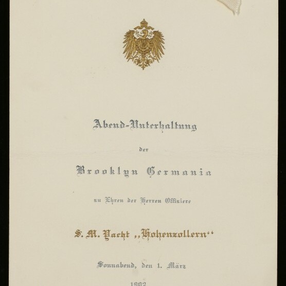 Cremefarbene Einladungskarte mit goldenem Reichsadler, zwei weißen Schleifen oben und Frakturschrift, datiert 1. März 1902.