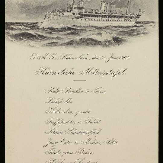Illustration der kaiserlichen Yacht Hohenzollern über einer Menükarte Kaiserliche Mittagstafel vom 29. Juni 1904.