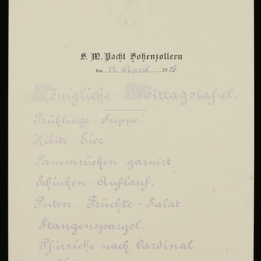Altes Menü der S. M. Yacht Hohenzollern vom 11. April 1925 mit verblasster Speisenliste und Logo des Maritimen Museums.