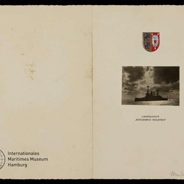 Aufgeschlagene Karte mit Wappen, kleinem Schwarzweißfoto des Linienschiffs 