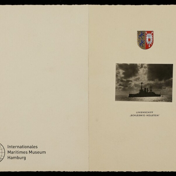 Geöffnetes cremefarbenes Faltblatt mit kleinem Wappen, s/w-Silhouette des Linienschiffs Schleswig-Holstein und Museum-Logo unten links